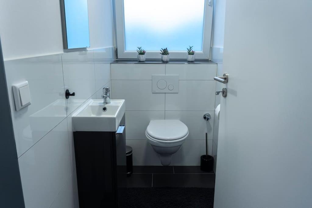 Moderne Ferienwohnung In Gelsenkirchen-Schalke Fuer 1 Bis 7 Personen Mit Terrasse, Ideal Fuer Gruppen & Stadionbesuche Екстериор снимка