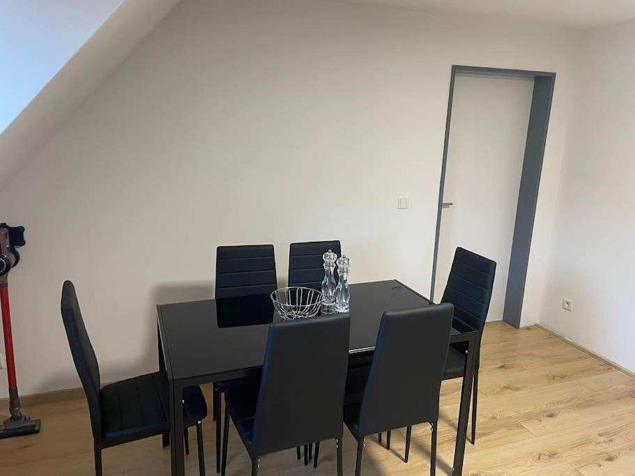 Moderne Ferienwohnung In Gelsenkirchen-Schalke Fuer 1 Bis 7 Personen Mit Terrasse, Ideal Fuer Gruppen & Stadionbesuche Екстериор снимка