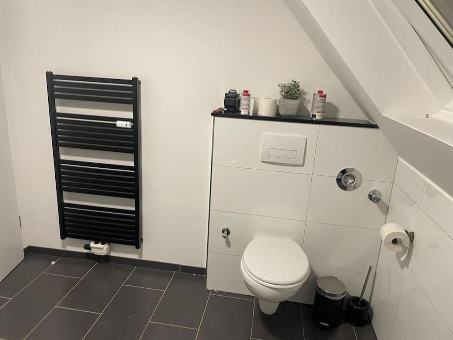 Moderne Ferienwohnung In Gelsenkirchen-Schalke Fuer 1 Bis 7 Personen Mit Terrasse, Ideal Fuer Gruppen & Stadionbesuche Екстериор снимка