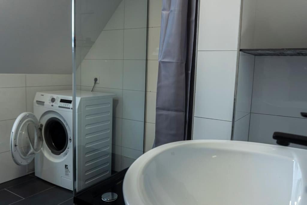 Moderne Ferienwohnung In Gelsenkirchen-Schalke Fuer 1 Bis 7 Personen Mit Terrasse, Ideal Fuer Gruppen & Stadionbesuche Екстериор снимка