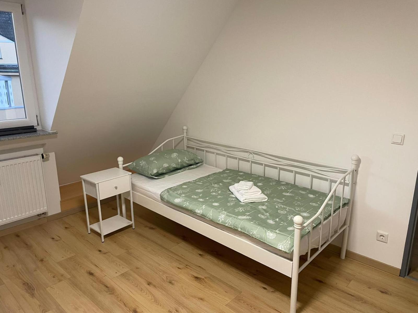 Moderne Ferienwohnung In Gelsenkirchen-Schalke Fuer 1 Bis 7 Personen Mit Terrasse, Ideal Fuer Gruppen & Stadionbesuche Екстериор снимка